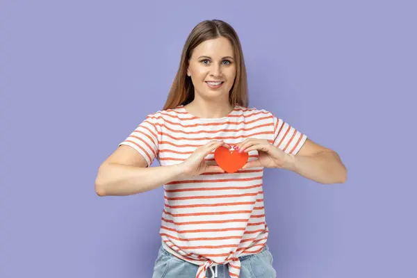 Retrato Mulher Loira Adorável Sorridente Vestindo Camiseta Listrada Segurando Pequeno — Fotografia de Stock