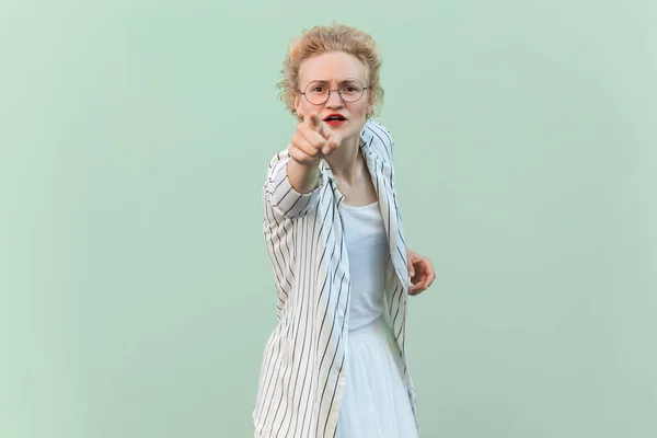 Portrét Přísné Blondýny Pruhované Košili Sukni Ukazující Prstem Přímo Kameru — Stock fotografie