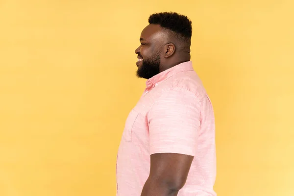 Zijaanzicht Van Tevreden Jonge Volwassen Man Met Een Roze Shirt — Stockfoto