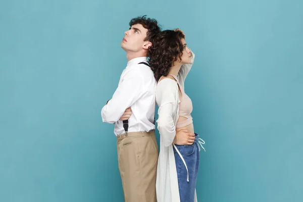 Porträt Von Paaren Oder Freunden Die Rücken Rücken Zueinander Stehen — Stockfoto
