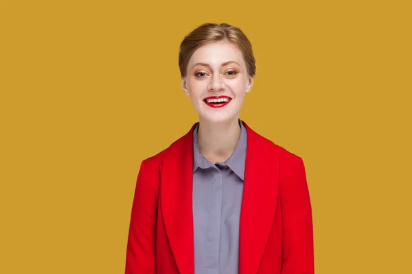 Portrett Lykkelig Fornøyd Kvinne Med Røde Lepper Stående Kamera Med – stockfoto