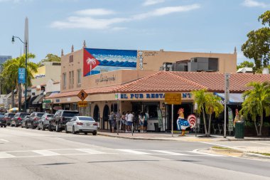 Miami, Florida - 25 Ağustos 2023 Büyük Gallo (horoz), Little Havana 'daki El Pub restoranının hemen dışında. Horoz, Küba folklorunda önemli bir hayvandır. Gücü ve gücü temsil eder..