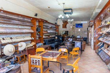 Miami, Florida - 25 Ağustos 2023 Küçük Havana Miami 'deki Calle Ocho boyunca Küba puro dükkanı.
