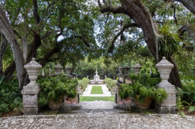 Miami, Florida - 25 Ağustos 2023: Vizcaya Müzesi ve Bahçeleri, eski işadamı James Deering 'in Coconut Grove, Miami, Florida' daki Biscayne Körfezi 'ndeki villası ve mülkü