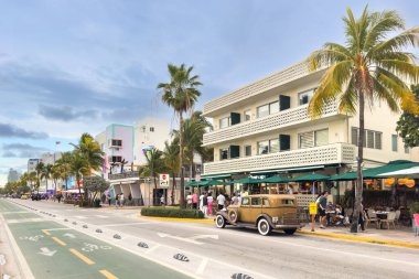 Miami, Florida - 25 Ağustos 2023 Miami South Beach 'in tarihi Art Deco Bölgesi' ndeki Ocean Drive 'da otel, kafe ve restoranları bulunan News Cafe.