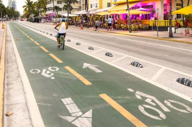 Miami, Florida - 25 Ağustos 2023 Ocean Drive Boardwalk 'taki bir sokakta koruma altındaki bisiklet yolu.