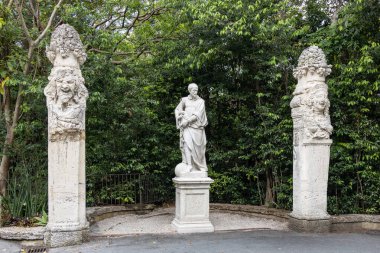Miami, Florida - 25 Ağustos 2023 Vizcaya Müzesi ve Bahçesi, doğa manzarası ve klasik heykeller..