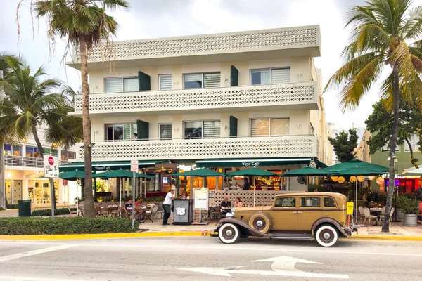 佛罗里达州迈阿密 2023年8月25日 迈阿密南岸历史艺术装饰区的新闻咖啡馆 在迈阿密海滩的海洋大道上设有酒店 咖啡馆和餐厅 — 图库照片