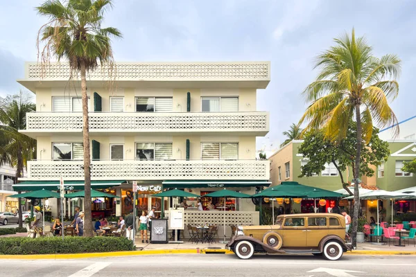 佛罗里达州迈阿密 2023年8月25日 迈阿密南岸历史艺术装饰区的新闻咖啡馆 在迈阿密海滩的海洋大道上设有酒店 咖啡馆和餐厅 — 图库照片