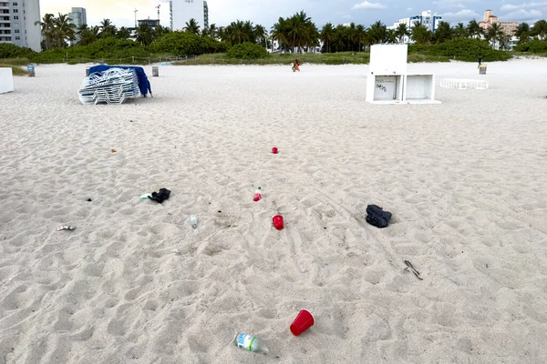 Miami Florida Agosto 2023 Lixo Plástico Uma Praia Com Cidade — Fotografia de Stock