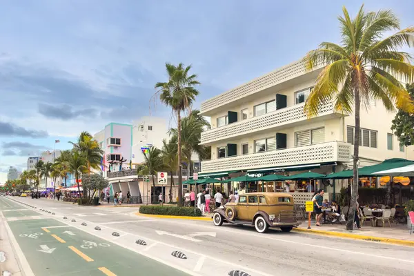 マイアミ フロリダ 2023年8月25日 マイアミビーチのオーシャンドライブでホテル カフェ レストランを持つマイアミサウスビーチの歴史的なアールデコ地区のニュースカフェ — ストック写真