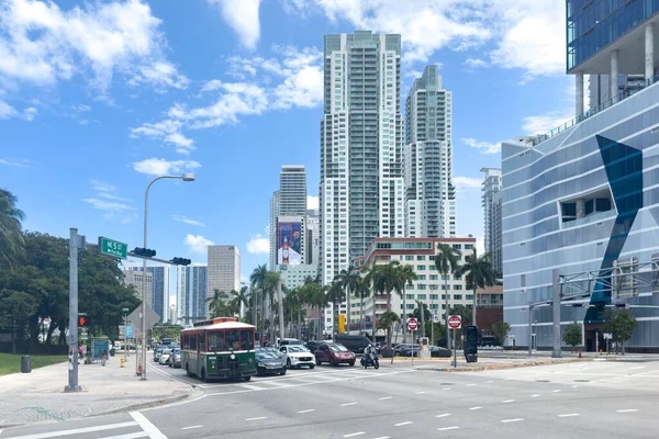 マイアミ フロリダ 2023年8月25日 マイアミの中心街 都市の建物 道路交通 — ストック写真
