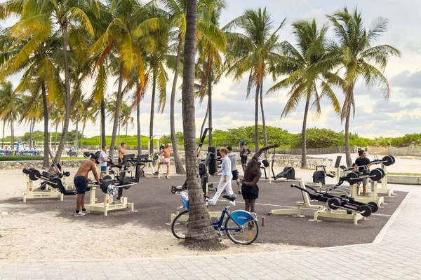 佛罗里达州迈阿密 2023年8月25日 该市居民和游客在迈阿密海滩的露天模拟器上进行体育运动 — 图库照片