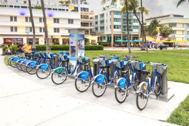 Miami, Florida - 25 Ağustos 2023: Blue City Bisiklet Kiralık Bisikletler Miami sokaklarına dizildi.