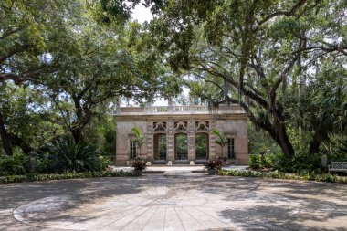 Miami, Florida - 25 Ağustos 2023: Vizcaya Müzesi ve Bahçeleri, eski işadamı James Deering 'in Coconut Grove, Miami, Florida' daki Biscayne Körfezi 'ndeki villası ve mülkü