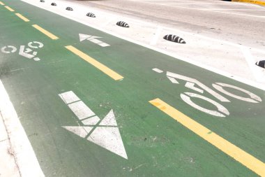 Miami, Florida - 25 Ağustos 2023 Korunan yeşil boş bisiklet yolu.
