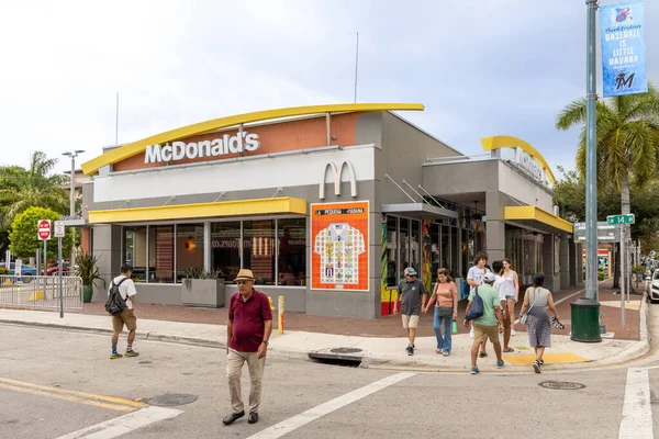 迈阿密 佛罗里达州 2023年8月25日 麦当劳快餐 位于小哈瓦那街 西南八街 迈阿密库班社区的焦点 — 图库照片