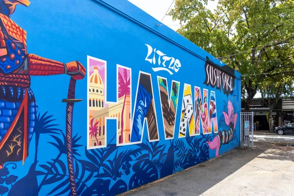 Майами Флорида Августа 2023 Года Саке Суши Цветным Декорированным Фасадом — стоковое фото