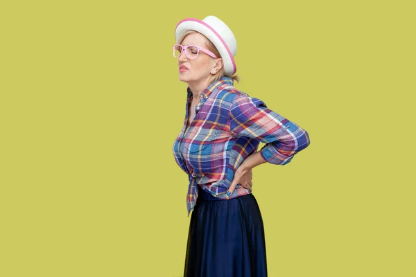 Senior Vrouw Draagt Geruite Shirt Hoed Bril Lijdt Aan Radiculitis — Stockfoto