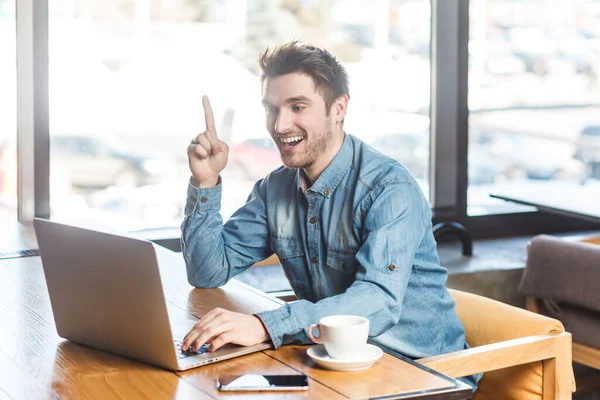 Porträtt Glada Överlycklig Ung Man Som Arbetar Laptop Och Höjde — Stockfoto