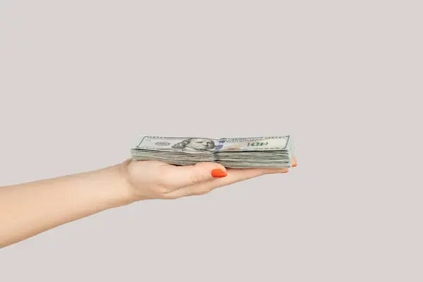 Lähikuva Naisen Käsi Näyttää Dollarin Seteleitä Ansaita Rahaa Palkka Jättipotti — kuvapankkivalokuva