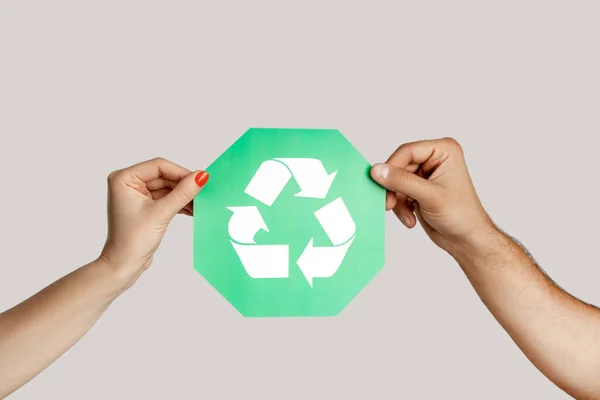 Close Van Vrouw Man Hand Met Groene Recycling Teken Ecologische — Stockfoto
