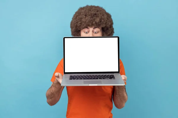 Afro Saçlı Turuncu Tişörtlü Elinde Dizüstü Bilgisayarı Olan Yüzünün Yarısını — Stok fotoğraf