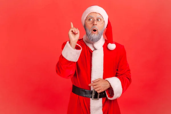 Starszy Mężczyzna Szarą Brodą Noszący Kostium Świętego Mikołaja Podnoszący Palec — Zdjęcie stockowe
