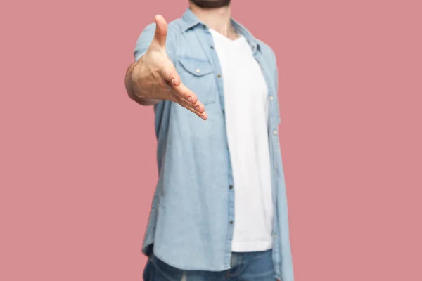 Onbekende Man Blauw Casual Stijl Shirt Staat Hand Voor Hand — Stockfoto
