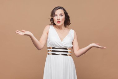 - Bilmiyorum. - Neden? Belirsiz bir kadın omuz silkiyor, avuçlarını yana çeviriyor, kafası karışmış yüz ifadesini sorguluyor, ne yapacağını bilmiyor. Açık kahverengi arka planda kapalı stüdyo çekimleri.