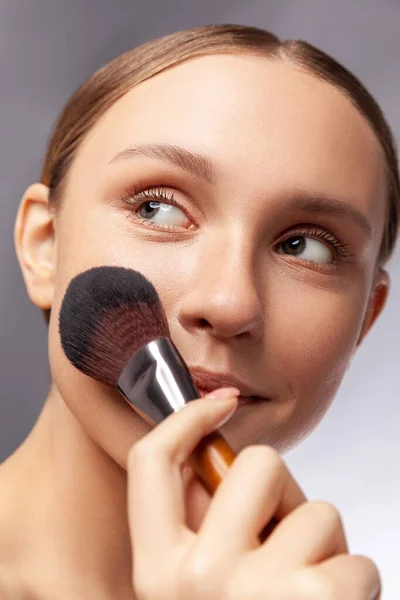 Retrato Primer Plano Mujer Hermosa Sosteniendo Cepillo Maquillaje Aplicando Polvo —  Fotos de Stock