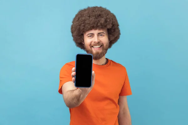 Portrait Delighted Man Afro Hairstyle Wearing Orange Shirt Showing Smart — Stock Photo, Image