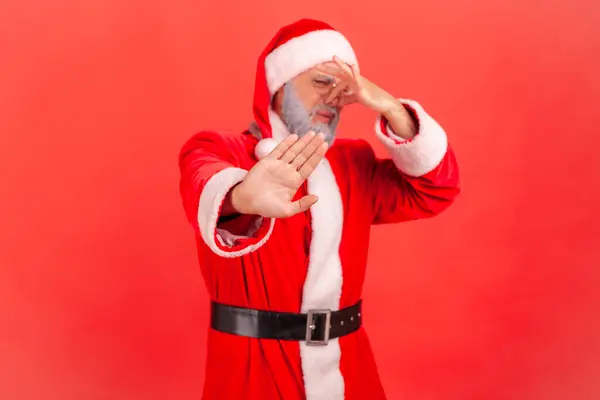 Άγιος Βασίλης Κόκκινο Κοστούμι Τσίμπημα Μύτη Δάχτυλα Για Αποφευχθεί Κακή — Φωτογραφία Αρχείου