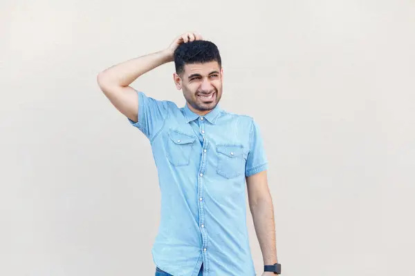 Porträtt Förbryllad Förvirrad Pensiv Ung Vuxen Man Bär Denim Skjorta — Stockfoto
