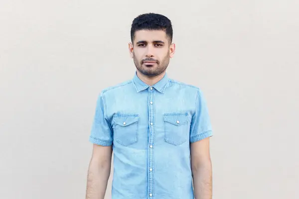 Portret Atrakcyjnego Poważnie Skoncentrowanego Mężczyzny Noszącego Dżinsową Koszulę Patrzącego Kamerę — Zdjęcie stockowe