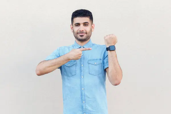 Porträtt Stilig Optimistisk Man Bär Denim Skjorta Pekar Sin Smarta — Stockfoto