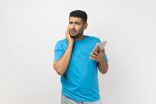 Retrato Hombre Desconcertado Sin Afeitar Con Una Camiseta Azul Pie —  Fotos de Stock
