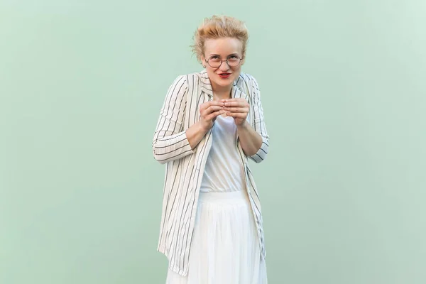 Portret Van Een Slimme Jonge Volwassen Blonde Vrouw Gestreept Shirt — Stockfoto