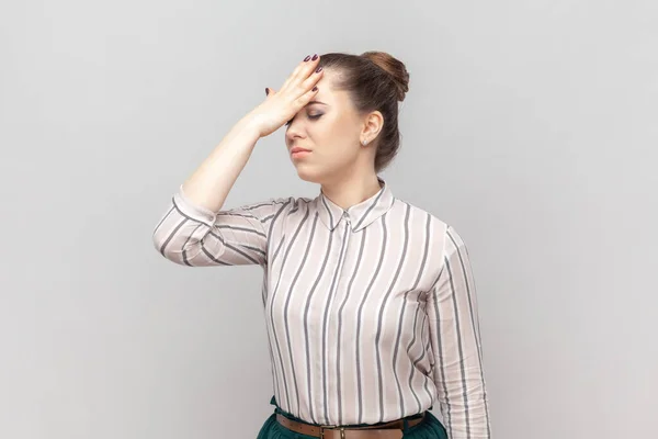 Portret Zestresowanej Przygnębionej Atrakcyjnej Kobiety Pasiastej Koszuli Pokazującej Gest Dłoni — Zdjęcie stockowe