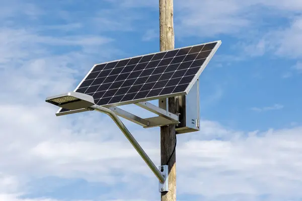 Painel Solar Fundo Céu Fonte Fotovoltaica Alternativa Eletricidade Recursos Sustentáveis — Fotografia de Stock