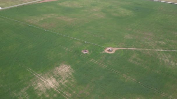 无人机对被巨大而强大的灌溉系统灌溉的田野的空中观察 图库视频