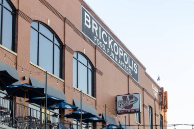 Oklahoma City, ABD - 25 Ekim 2023: Bricktown bölgesinde Brickopolis eğlence yeri, yiyecek, eğlence, giyecek.