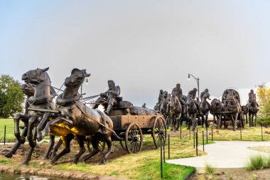 Oklahoma City, ABD - 25 Ekim 2023: Paul Moore 1889 Land Run 'ı resmetmiştir, yerleşimciler hızla Oklahoma bölgesine girerek topraklarına sahip çıkmışlardır..