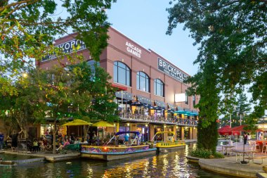 Oklahoma City, ABD - 25 Ekim 2023: Bricktown bölgesindeki Brickopolis eğlence merkezi ve ABD 'deki Bricktown Kanalı' ndaki su taksisi.