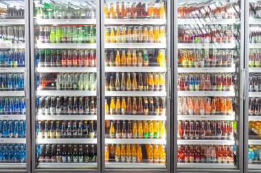 Arcadia, Oklahoma - 25 Ekim 2023: 66. Otoyol 'daki Pops 66 Soda Çiftliği' ndeki buzdolaplarında soda şişeleri.