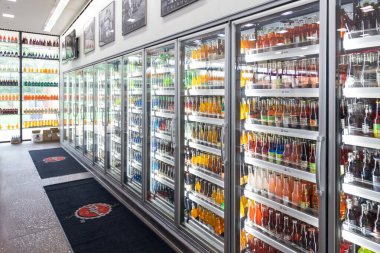 Arcadia, Oklahoma - 25 Ekim 2023: 66. Otoyol 'daki Pops 66 Soda Çiftliği' ndeki buzdolaplarında soda şişeleri.