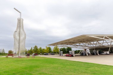 Arcadia, Oklahoma - 25 Ekim 2023: Pops Route 66, dünyanın en büyük heykeltraş şişesinin, dükkan ve benzin istasyonunun manzarası.