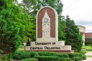 Oklahoma City, ABD - 25 Ekim 2023: Merkez Oklahoma Üniversitesi İşareti.