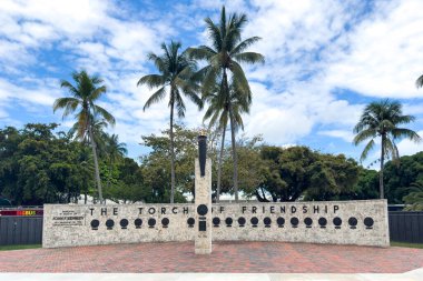 Miami, Florida - 25 Ağustos 2023: Miami 'deki Dostluk Anıtı Meşalesi.