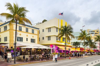 Miami, Florida - 25 Ağustos 2023: Ocean Drive, Miami Beach 'teki Leslie Otel cephesinin ön görüntüsü